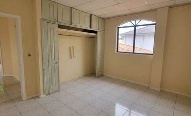 EN ALQUILER | Estratégica Casa Esquinera – El Tornero, Sector UESS, Vía Samborondón