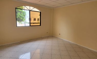 EN ALQUILER | Estratégica Casa Esquinera – El Tornero, Sector UESS, Vía Samborondón