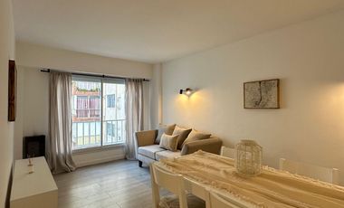 Departamento dos ambientes con dependencia al lateral con vista a la calle. Mar del Plata.