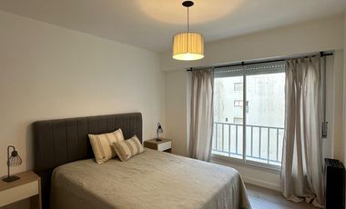 Departamento dos ambientes con dependencia al lateral con vista a la calle. Mar del Plata.