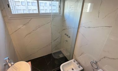 Departamento dos ambientes con dependencia al lateral con vista a la calle. Mar del Plata.