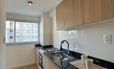 Departamento dos ambientes con dependencia al lateral con vista a la calle. Mar del Plata.