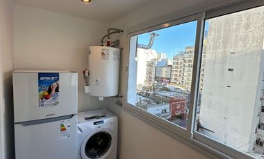 Departamento dos ambientes con dependencia al lateral con vista a la calle. Mar del Plata.