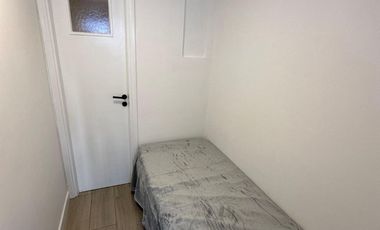 Departamento dos ambientes con dependencia al lateral con vista a la calle. Mar del Plata.