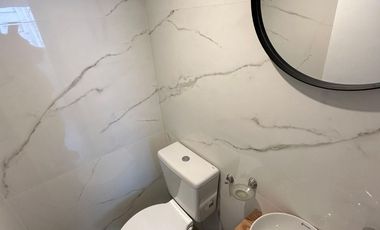 Departamento dos ambientes con dependencia al lateral con vista a la calle. Mar del Plata.