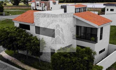 SE VENDE CASA 
FINCA LAS MEMORIAS* 
*ATLIXCO, PUEBLA*~
$4,800,000 casa club alberca canchas de pádel