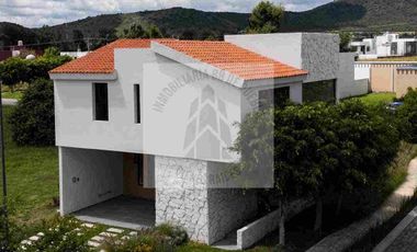 SE VENDE CASA 
FINCA LAS MEMORIAS* 
*ATLIXCO, PUEBLA*~
$4,800,000 casa club alberca canchas de pádel