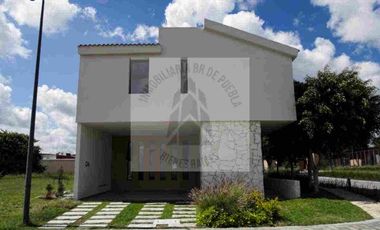 SE VENDE CASA 
FINCA LAS MEMORIAS* 
*ATLIXCO, PUEBLA*~
$4,800,000 casa club alberca canchas de pádel