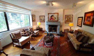 En Venta Gran Departamento de 3 amplios dormitorios, sala Tv, estudio y  terraza en el exclusivo Quito Tenis, frente al parque Azcúnaga