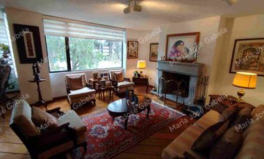 En Venta Gran Departamento de 3 amplios dormitorios, sala Tv, estudio y  terraza en el exclusivo Quito Tenis, frente al parque Azcúnaga