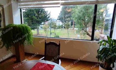 En Venta Gran Departamento de 3 amplios dormitorios, sala Tv, estudio y  terraza en el exclusivo Quito Tenis, frente al parque Azcúnaga