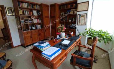 En Venta Gran Departamento de 3 amplios dormitorios, sala Tv, estudio y  terraza en el exclusivo Quito Tenis, frente al parque Azcúnaga