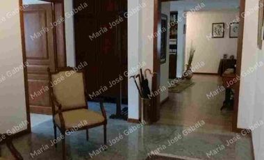 En Venta Gran Departamento de 3 amplios dormitorios, sala Tv, estudio y  terraza en el exclusivo Quito Tenis, frente al parque Azcúnaga