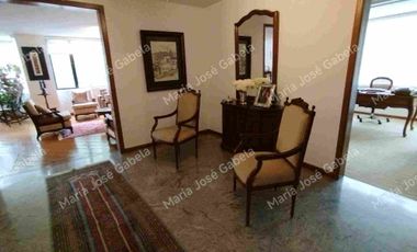 En Venta Gran Departamento de 3 amplios dormitorios, sala Tv, estudio y  terraza en el exclusivo Quito Tenis, frente al parque Azcúnaga