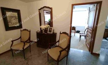 En Venta Gran Departamento de 3 amplios dormitorios, sala Tv, estudio y  terraza en el exclusivo Quito Tenis, frente al parque Azcúnaga