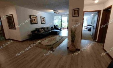 En Venta Gran Departamento de 3 amplios dormitorios, sala Tv, estudio y  terraza en el exclusivo Quito Tenis, frente al parque Azcúnaga