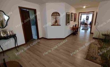 En Venta Gran Departamento de 3 amplios dormitorios, sala Tv, estudio y  terraza en el exclusivo Quito Tenis, frente al parque Azcúnaga