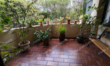 En Venta Gran Departamento de 3 amplios dormitorios, sala Tv, estudio y  terraza en el exclusivo Quito Tenis, frente al parque Azcúnaga