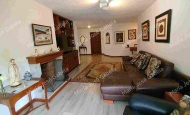 En Venta Gran Departamento de 3 amplios dormitorios, sala Tv, estudio y  terraza en el exclusivo Quito Tenis, frente al parque Azcúnaga