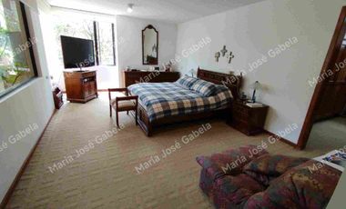 En Venta Gran Departamento de 3 amplios dormitorios, sala Tv, estudio y  terraza en el exclusivo Quito Tenis, frente al parque Azcúnaga