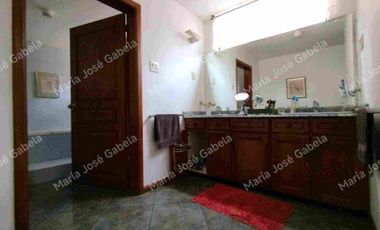 En Venta Gran Departamento de 3 amplios dormitorios, sala Tv, estudio y  terraza en el exclusivo Quito Tenis, frente al parque Azcúnaga