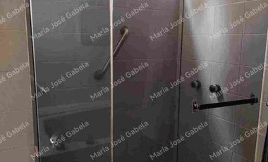 En Venta Gran Departamento de 3 amplios dormitorios, sala Tv, estudio y  terraza en el exclusivo Quito Tenis, frente al parque Azcúnaga