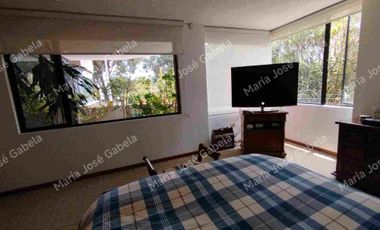 En Venta Gran Departamento de 3 amplios dormitorios, sala Tv, estudio y  terraza en el exclusivo Quito Tenis, frente al parque Azcúnaga