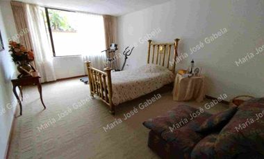 En Venta Gran Departamento de 3 amplios dormitorios, sala Tv, estudio y  terraza en el exclusivo Quito Tenis, frente al parque Azcúnaga