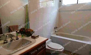 En Venta Gran Departamento de 3 amplios dormitorios, sala Tv, estudio y  terraza en el exclusivo Quito Tenis, frente al parque Azcúnaga