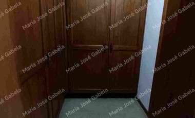 En Venta Gran Departamento de 3 amplios dormitorios, sala Tv, estudio y  terraza en el exclusivo Quito Tenis, frente al parque Azcúnaga