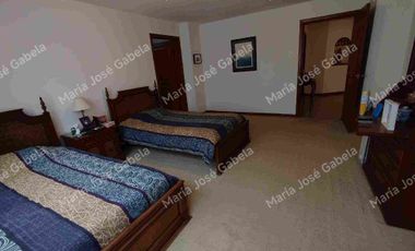 En Venta Gran Departamento de 3 amplios dormitorios, sala Tv, estudio y  terraza en el exclusivo Quito Tenis, frente al parque Azcúnaga