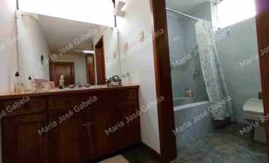 En Venta Gran Departamento de 3 amplios dormitorios, sala Tv, estudio y  terraza en el exclusivo Quito Tenis, frente al parque Azcúnaga