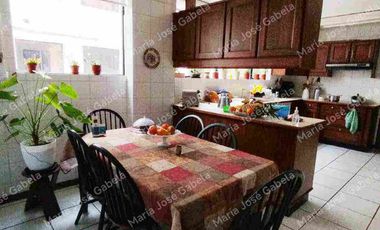 En Venta Gran Departamento de 3 amplios dormitorios, sala Tv, estudio y  terraza en el exclusivo Quito Tenis, frente al parque Azcúnaga