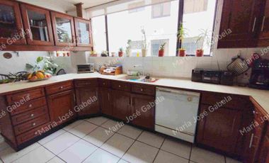 En Venta Gran Departamento de 3 amplios dormitorios, sala Tv, estudio y  terraza en el exclusivo Quito Tenis, frente al parque Azcúnaga