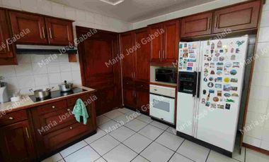 En Venta Gran Departamento de 3 amplios dormitorios, sala Tv, estudio y  terraza en el exclusivo Quito Tenis, frente al parque Azcúnaga