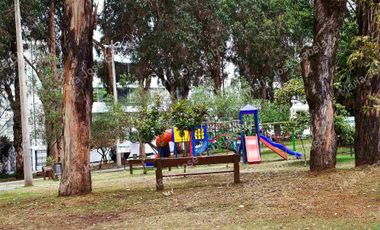 En Venta Gran Departamento de 3 amplios dormitorios, sala Tv, estudio y  terraza en el exclusivo Quito Tenis, frente al parque Azcúnaga