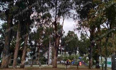 En Venta Gran Departamento de 3 amplios dormitorios, sala Tv, estudio y  terraza en el exclusivo Quito Tenis, frente al parque Azcúnaga