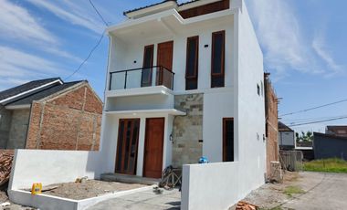 Rumah 2 Lantai Di Colomadu hanya 600 jt-an SHM Bisa KPR