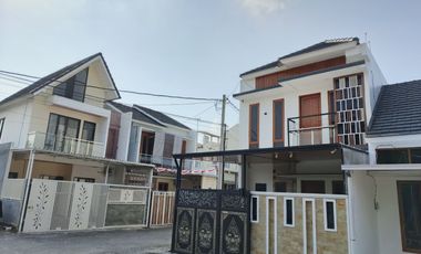 Rumah 2 Lantai Di Colomadu hanya 600 jt-an SHM Bisa KPR
