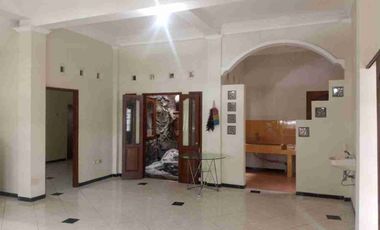 Rumah Klasik Nyaman Tengah kota Manahan Banjarsari Solo