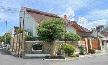 Rumah Klasik Nyaman Tengah kota Manahan Banjarsari Solo