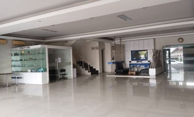 For Sale: Showroom Building Including Workshop with All Equipment