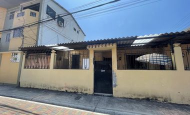 CIUDADELA IETEL VENDO PRECIOSA VILLA UNA PLANTA,  ESQUINERA, TRES DORMITORIOS, OPORTUNIDAD
