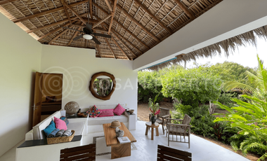 Se vende Casa costera en venta con piscina y amplio terreno en Puerto Escondido