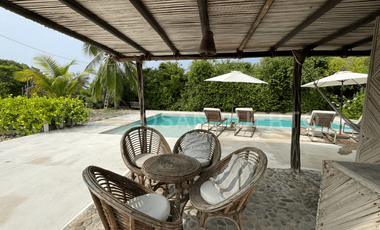 Se vende Casa costera en venta con piscina y amplio terreno en Puerto Escondido