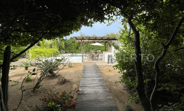 Se vende Casa costera en venta con piscina y amplio terreno en Puerto Escondido