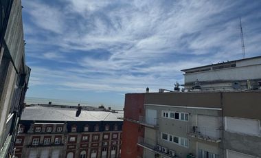 Departamento 4 ambientes a la calle con balcón terraza, vista lateral al MAR. Mar del Plata.