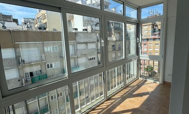 Departamento 4 ambientes a la calle con balcón terraza, vista lateral al MAR. Mar del Plata.