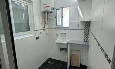 Departamento 4 ambientes a la calle con balcón terraza, vista lateral al MAR. Mar del Plata.