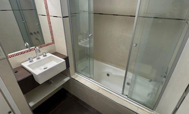 Departamento 4 ambientes a la calle con balcón terraza, vista lateral al MAR. Mar del Plata.